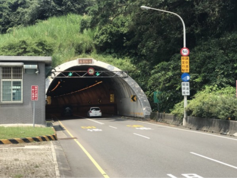 新北市交通大隊預定自今年 7 月 1 日起，於新北市萬里區萬里隧道，實施首創區間平均速率科技執法。目前已架設相關警告標語。（記者陳薏云翻攝）
