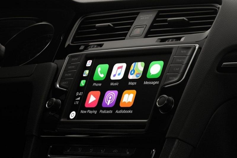 目前市場上許多車款都搭載 Apple CarPlay 功能，讓手機可以與車內的資訊娛樂系統進行連接。