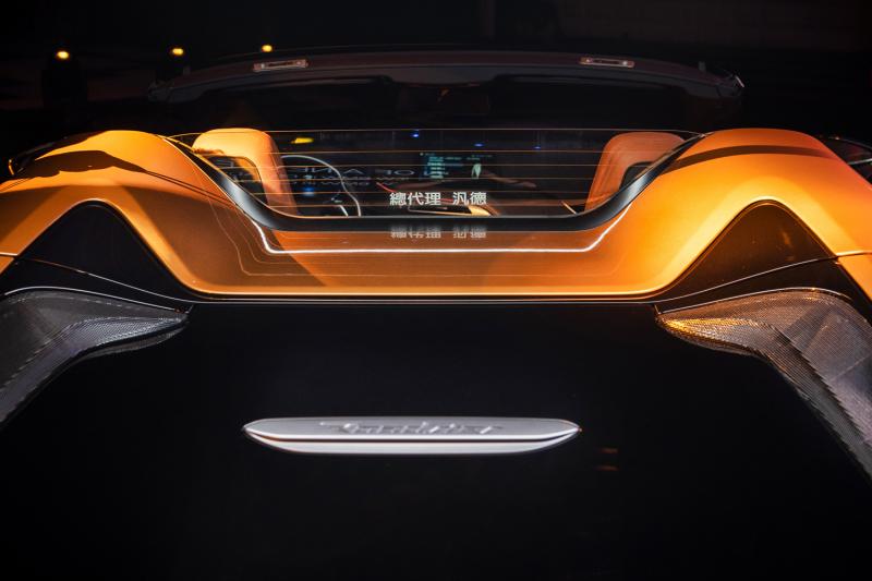i8 Roadster 開篷時，具迴風網效果的後擋玻璃會自動升起，並可透過按鈕隨意調整高低位置。