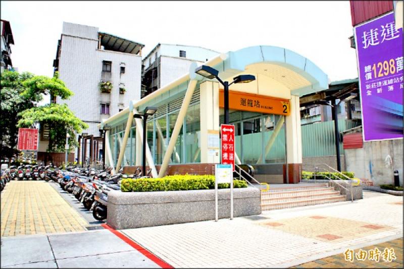時代力量多位新北市議員參選人指出，捷運新莊線通車前已有停車需求不足問題，至今未獲改善。（記者賴筱桐攝）