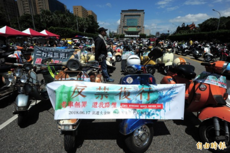 反禁二行程聯盟舉行「全程二行程凱道誓師大會」，上千台二行程機車聚集在凱道上，彷彿一場大型的賞車大會。（記者王藝菘攝）