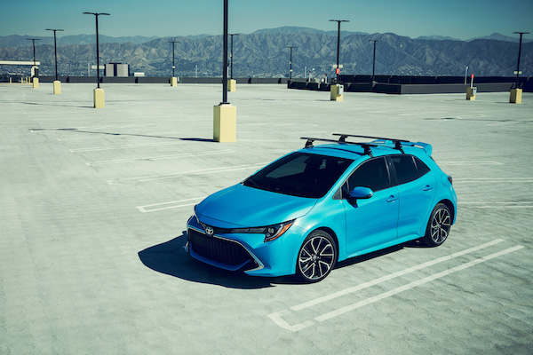 搶進口掀背車寶座！Toyota Auris 與馬 3 拼配備誰佔優勢？