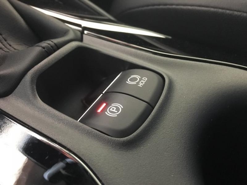 電子煞車鍵及 Auto Hold。