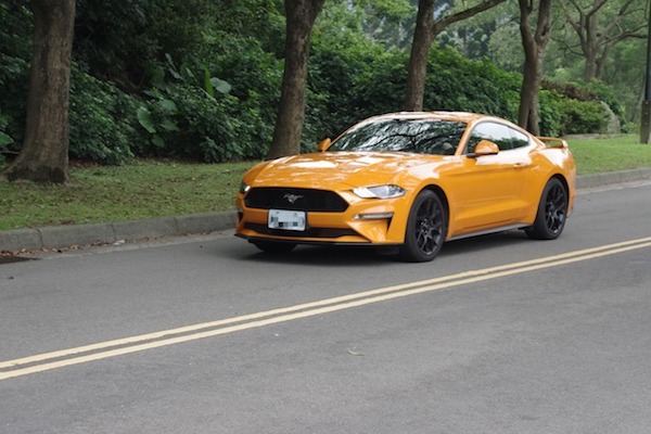 10 速變速箱與科技配備加持！福特 Mustang 野馬跑車試駕