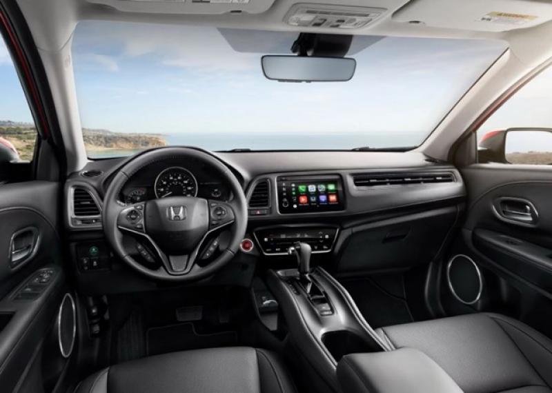 內裝維持原有鋪陳，但導入 Apple CarPlay、Android Auto 手機連結功能。