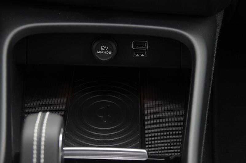 無線充電及 USB Type-C 連接埠，即使是新世代車款也鮮少有這配備。