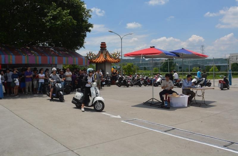 目前的路考，都是在封閉場地劇伴。（記者陳建志攝）