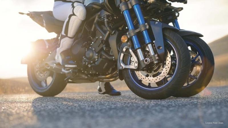 前懸吊系統導入 Yamaha LMW 三輪技術，讓這款重機可以在各種道路環境都展現強悍運動表現。
