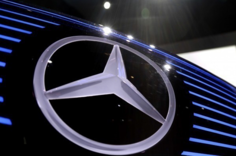評比認為，特斯拉將會掉至第 7 名，賓士、BMW 及三菱則會分別名列前 3 名。（美聯社）