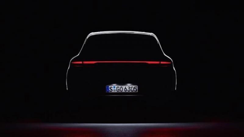 從車尾預告圖來看，尾燈將換上和 Cayenne、Panamera 相同的長條形 LED 燈組。