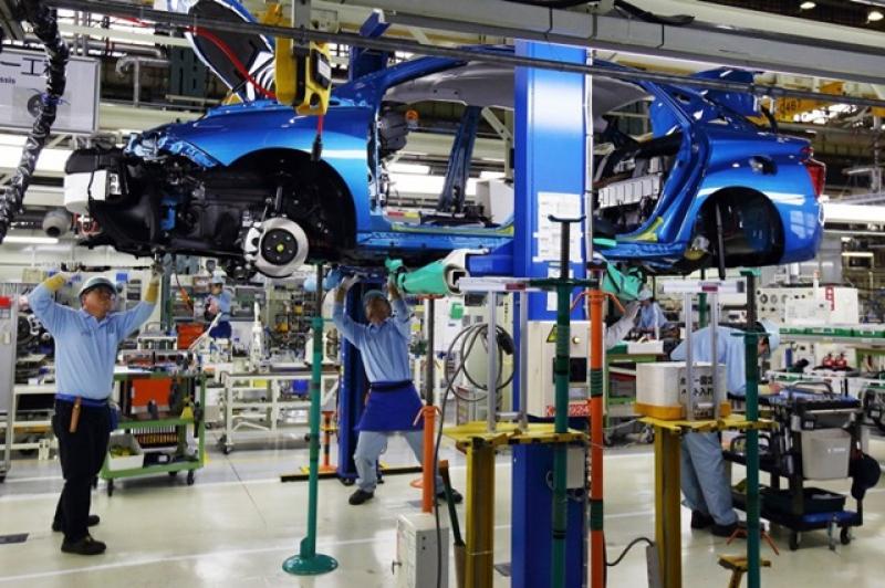 隨著電動車漸成趨勢以及競爭加劇，日本經濟產業省提出，日本政府計畫至2050年，所有乘用車皆須使用電動車或動力混合車。圖為豐田汽車工廠。（彭博）