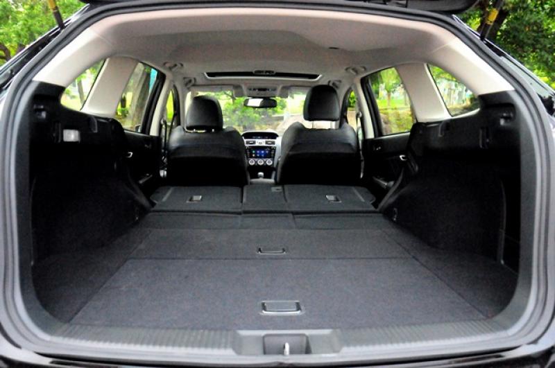 行李箱相當寬敞,而且空間非常平整,具有 522 公升到 1446 公升的空間表現。