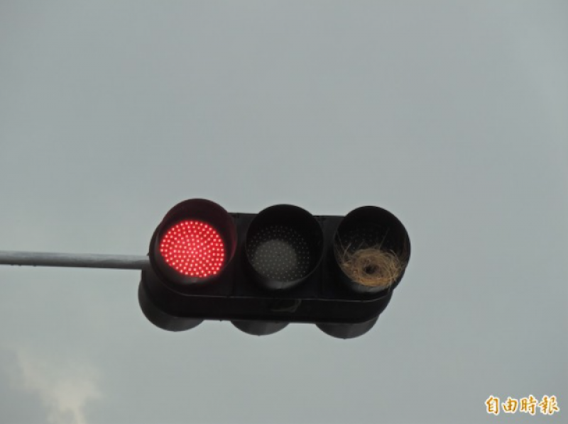 台北市尖峰時段紅燈最長達 232 秒，炎炎夏日苦了機車族。（資料照）