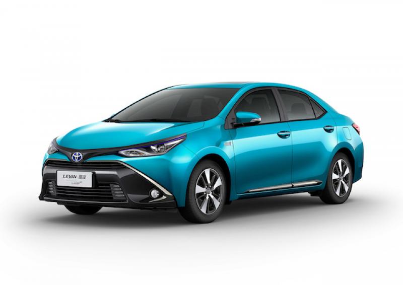 另外一輛則為 Levin PHEV，與 Corolla PHEV 為雙生車，在一些外觀及內裝細節上有所不同。不過車色都相同