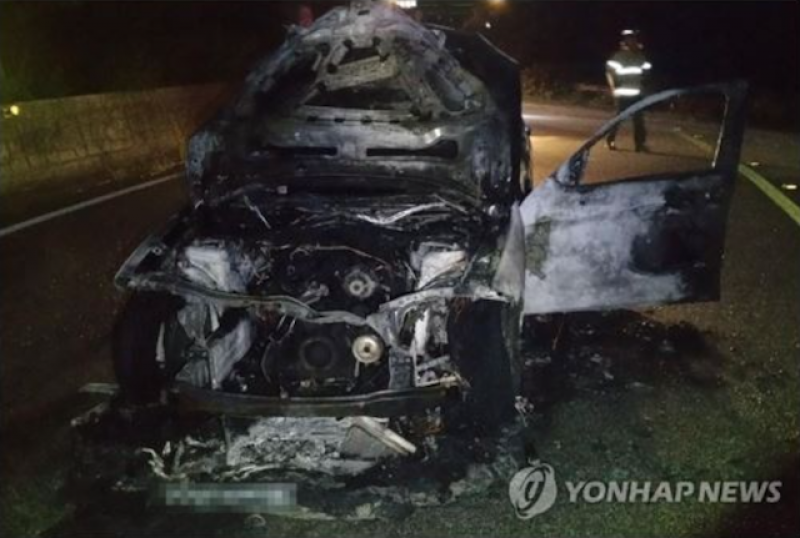 南韓 BMW 近日汽車起火事故頻傳，繼 8 月 13 日後，今凌晨又一輛未在召回範圍內的車型起火燃燒，成為今年南韓第 38 起汽車自燃意外。（圖擷取自韓聯社）