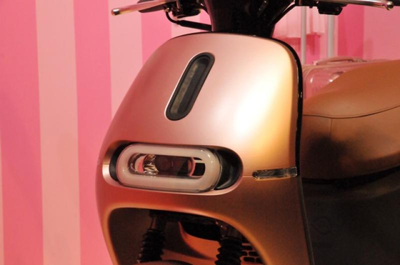 此次發表的粉紅 Gogoro 2 Delight，採用金屬色系打造。