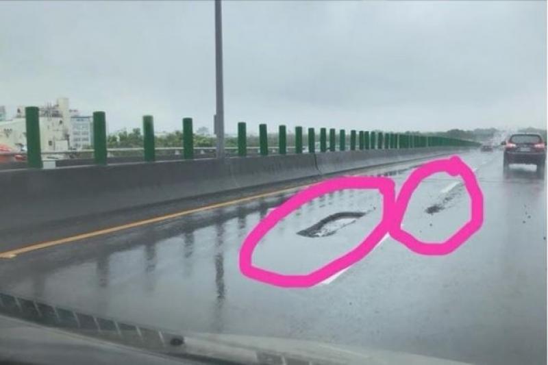 有車主在 PTT 上發文，在行經國道一號南下路段時，壓到坑洞導致爆胎。（翻攝自 PTT）