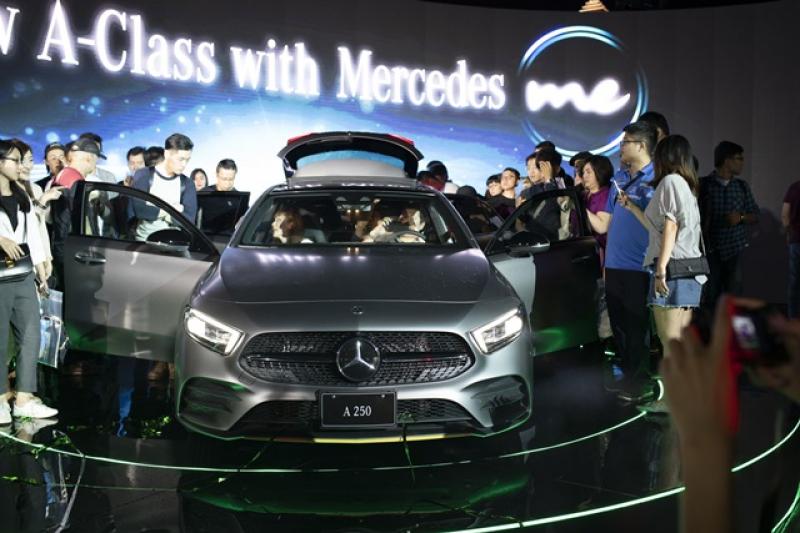 Mercedes-Benz 全新一代 A-Class Edition 1 將採限量預購，僅有 30 輛，從 9 月 1 日中午 12 時線上正式開賣，建議售價為新台幣 224.6 萬元起。