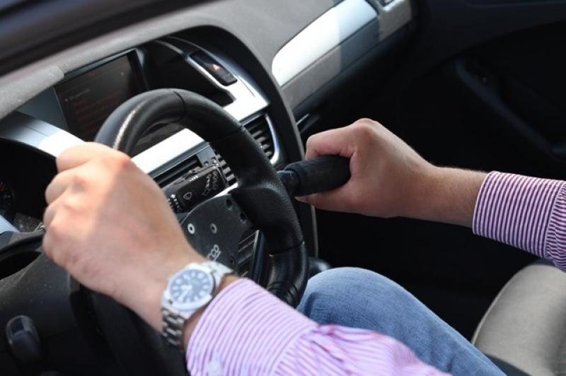 這款車內還配置身障駕駛專用的手動煞車裝置。