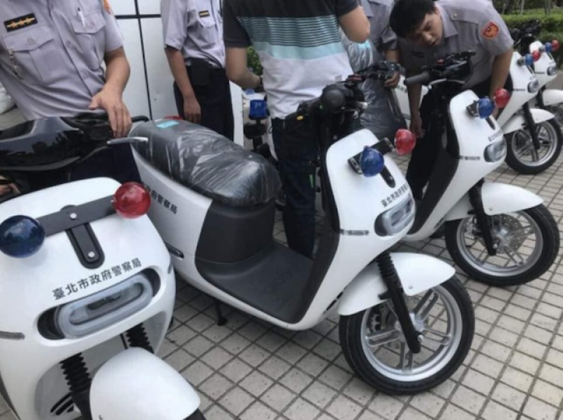 有民眾在網路上指出，台北市政府警察局引進多部白色 Gogoro 電動機車充當巡邏車。（圖擷取自爆廢公社）