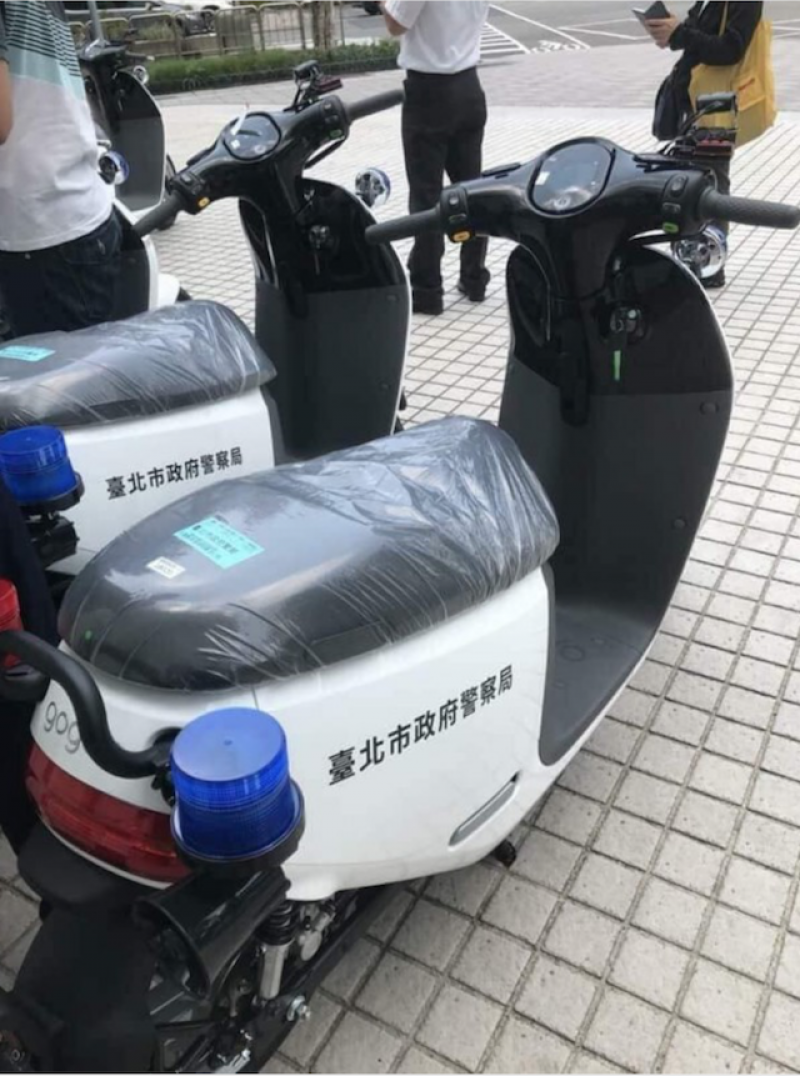 車尾與車身正面處藍色、紅色警示燈，車尾則另設置播音設備。（圖擷取自爆廢公社）