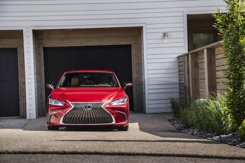 Lexus ES 300h 預計 10 月 2 日在台灣發表。