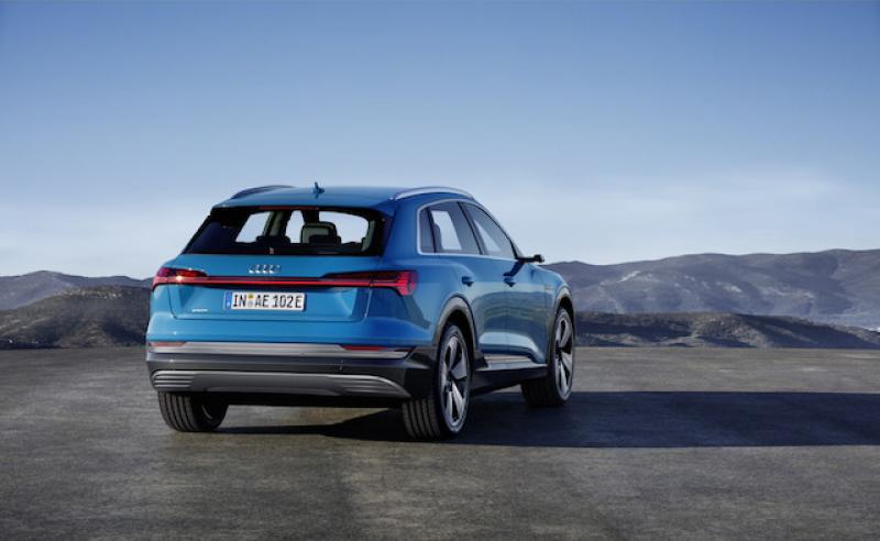 Audi e-tron 純電 SUV，採用車外數位後視鏡。