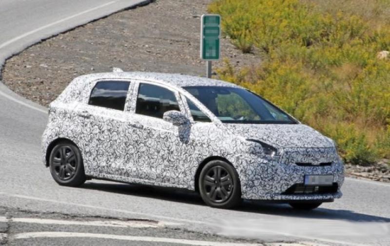 Honda 旗下主力小車 Fit 即將大改款，近日海外終於捕捉到偽裝測試車的照片。