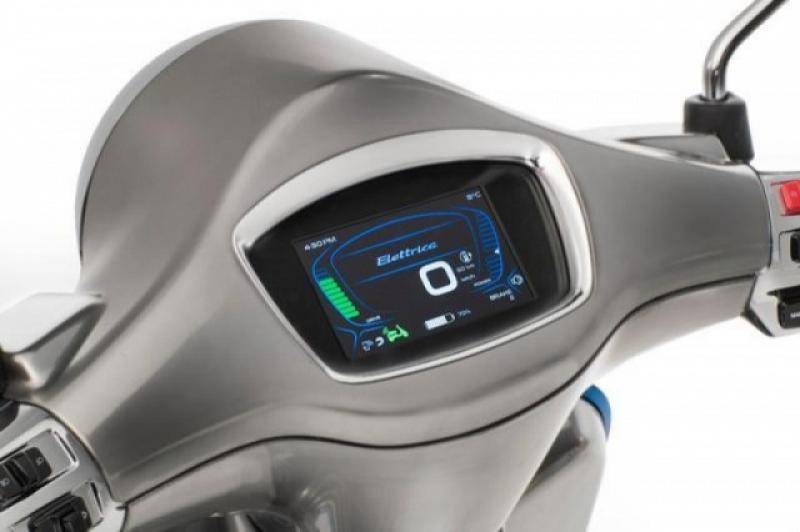 Vespa Elettrica 的配備上，具備 4.3 吋 TFT 螢幕。