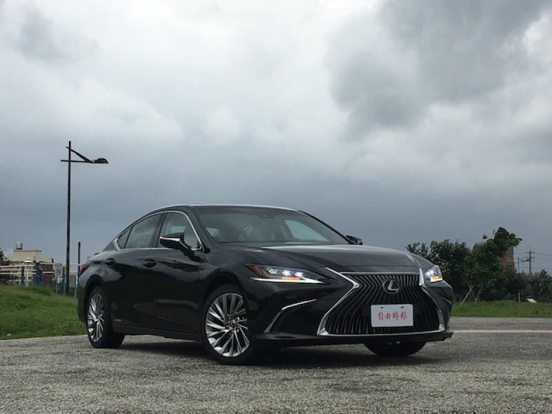 Lexus ES 300h，平均油耗為每公升 20 公里。