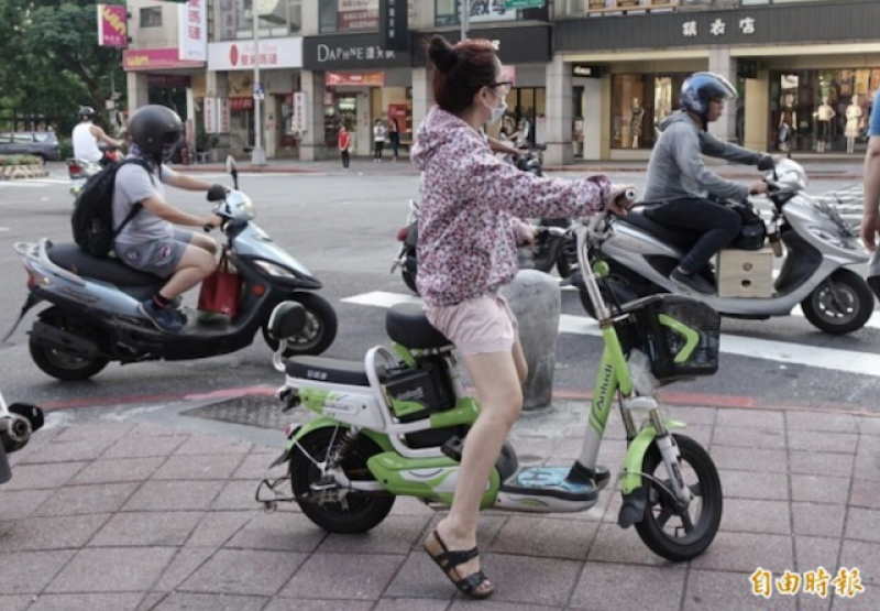 交通部計畫納管電動自行車，除了要領牌、保險、戴安全帽之外，也將限制騎乘者的年齡。（資料照，記者張嘉明攝）