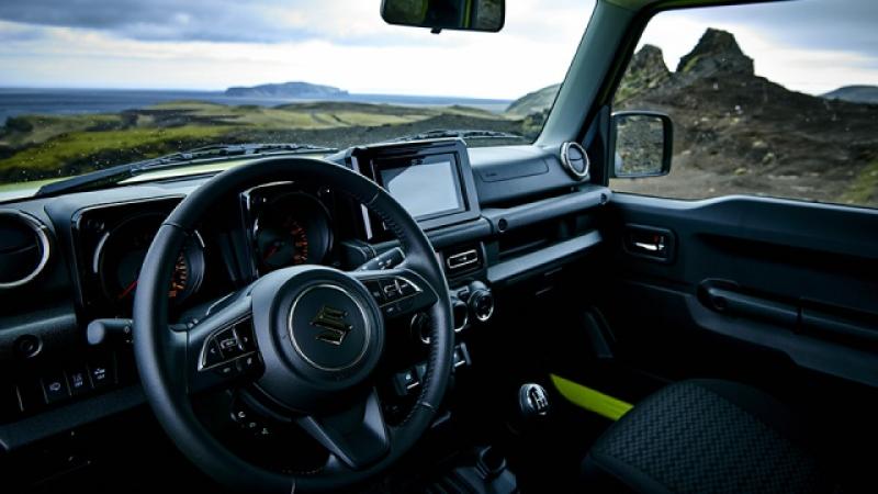 Suzuki Jimny 擁有硬派的粗曠外型，配合上極為優異的越野能力，再加上堅固耐用特色。