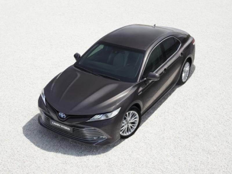 新一代 Camry 與 Auris 同樣採 Keen Look 家族設計語彙。