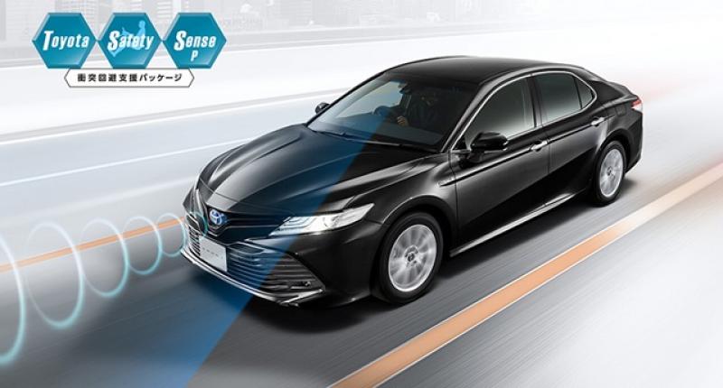 台灣大改款 Toyota Camry 將在 11 月 1 日 上市，屆時少不了與 Nissan Altima 較勁一番，明年台灣大型房車市場可謂相當熱鬧。