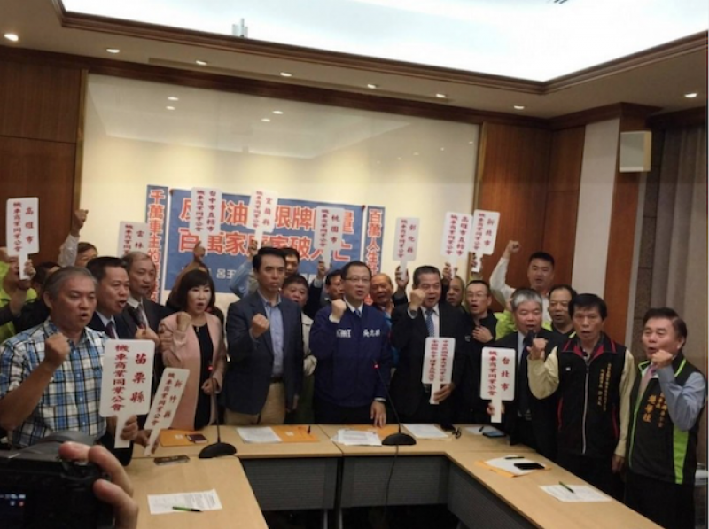 行政院版「空汙防制行動方案」傳出二 O 三五年將逐年限量限牌禁售燃油車,機車業者 13 日,將在北中南號召逾 3000 名相關從業人員,一起走上街頭,向政府反應台灣燃油機車相關從業人員的恐慌與訴求(圖由中華民國機車商業同業公會提供)