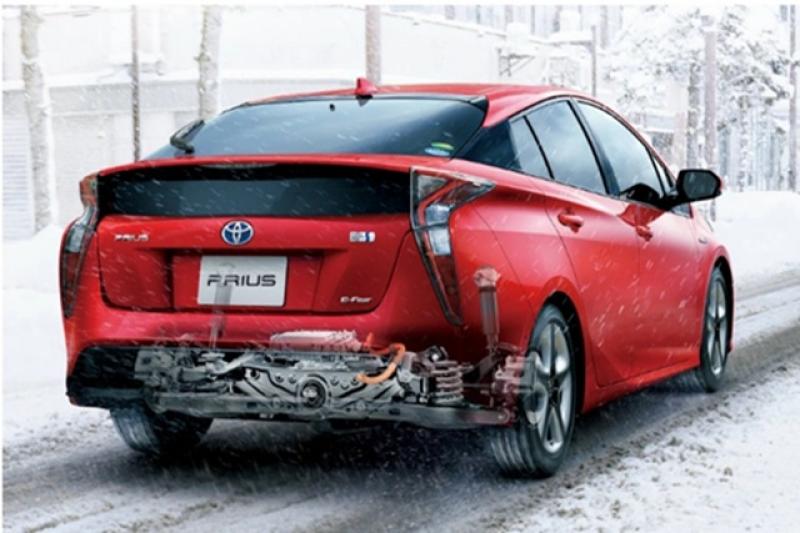 現行的 Toyota 第四代 Prius，其實在日本可加價選配 E-Four 四驅系統，此為當地市場專屬。
