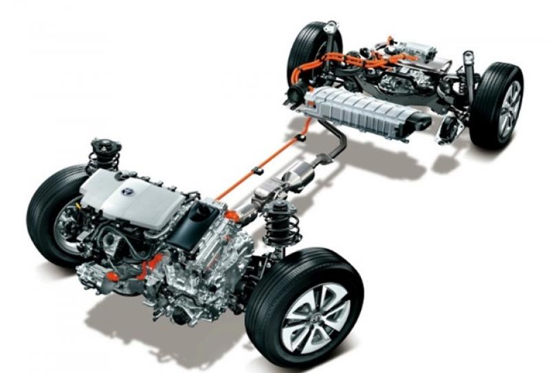 四驅 Prius 同樣配置 1.8 升四缸油電引擎，引擎本體有 72hp/16.6kgm 最大輸出，配上電動馬達後，綜效輸出可來到 122hp。