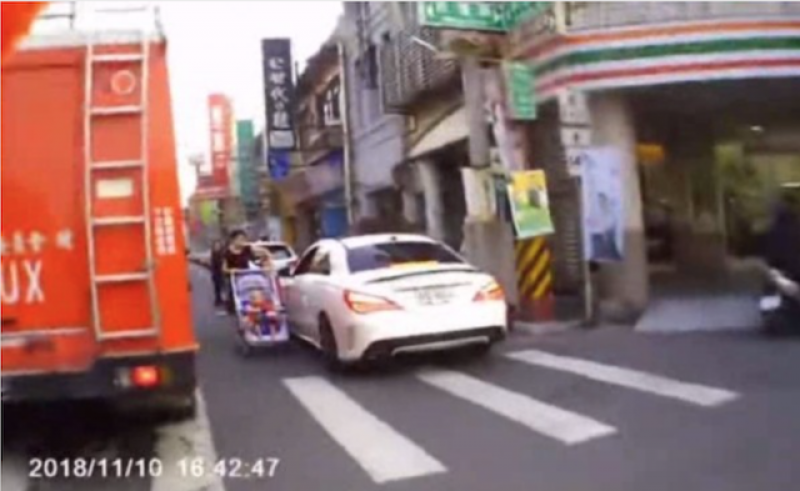 賓士車違停在鹿港中山路與民權路口，義交因為消防車鳴笛聲勸離，反被賓士男嗆聲。（取自爆怨公社）