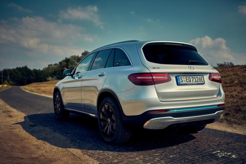 GLC F-Cell 並無搭載任何傳統燃油引擎，氫氣燃料電池系統是它動力主要來源。
