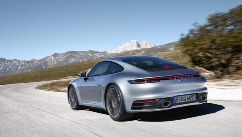 統一配置 3.0 升六缸水平對臥渦輪引擎，Carrera S 採用後驅系統、Carrera 4S 則為四輪傳動。