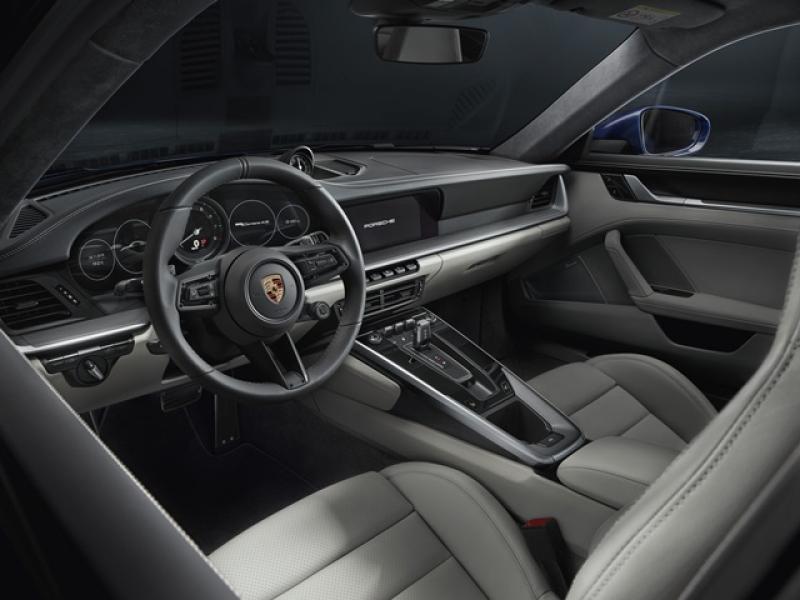 Porsche 新一代 911，台灣已開始接單，Carrera S 預售價 663 萬、Carrera 4S 706 萬，有興趣的車迷們，可至全國展間詢問。