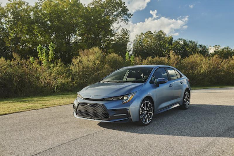 搭載 1.8 升油電的新一代 Corolla，平均每公升可跑超過 21 公里。