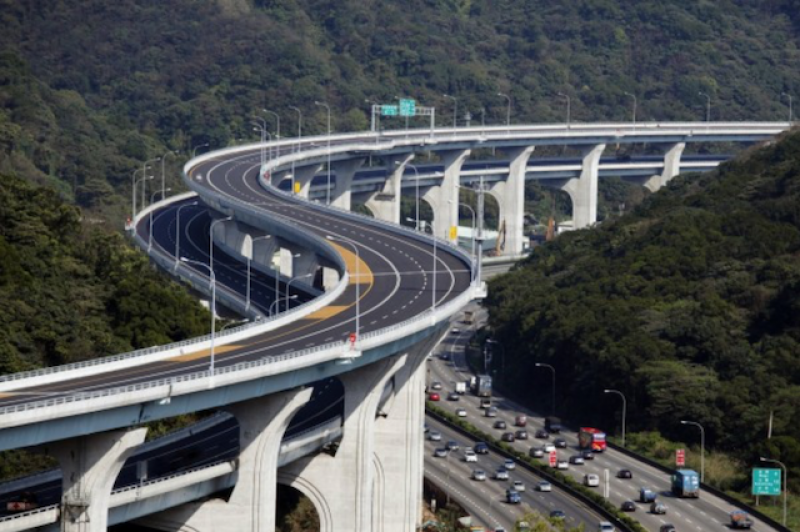 立委陳超明、柯建銘皆多次向中央要求將五楊高架橋延伸至新竹、苗栗路段，紓解當地車潮。（記者鄭名翔翻攝）