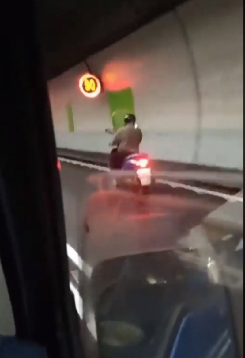 78 歲劉姓老翁誤闖雪山隧道，且速度加快超車，令一旁汽車駕駛捏把冷汗太呼「這樣太危險！」（記者張議晨翻攝）