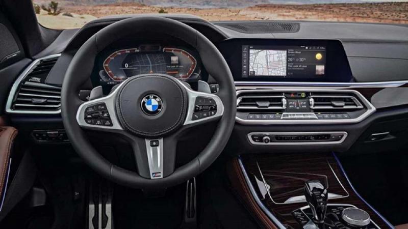 內裝部份，全車系皆採用 iDrive 7.0 介面，雙 12.3 吋的儀表板與中控螢幕列為全車系標配。