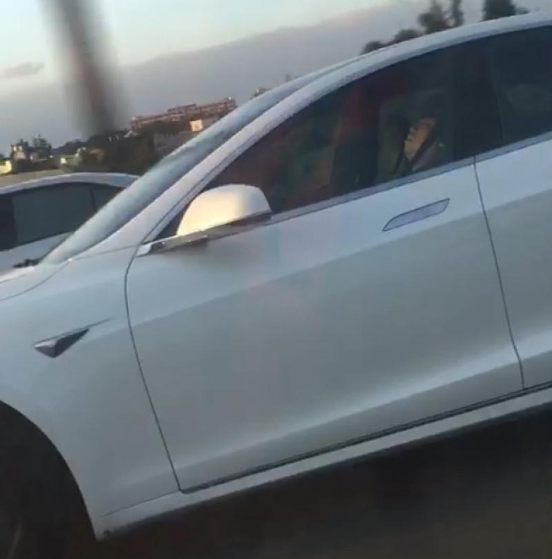 昨晚追撞警車的特斯拉電動車，日前被錄下駕駛疑似開車睡覺。（翻攝自「台灣新聞記者聯盟資訊平台」）