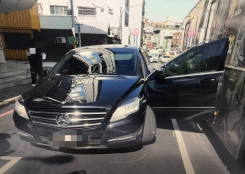 駕駛賓士休旅車的吳姓女子，一開車門遇到強風，被剛起步的公車撞上，車門變成反折。（記者吳仁捷翻攝）