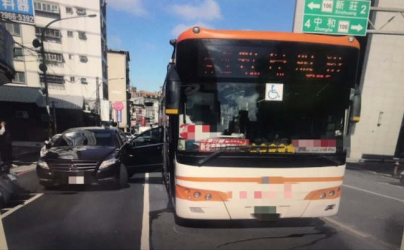 駕駛賓士休旅車的吳姓女子，一開車門遇到強風，被剛起步的公車撞上，車門變成反折。（記者吳仁捷翻攝）