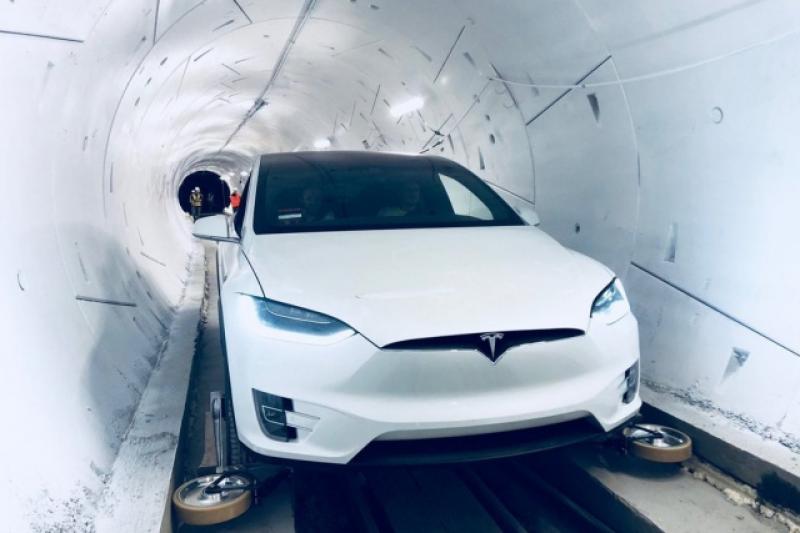Elon Musk 想要解決塞車問題的高速地底隧道，終於正式問世。
