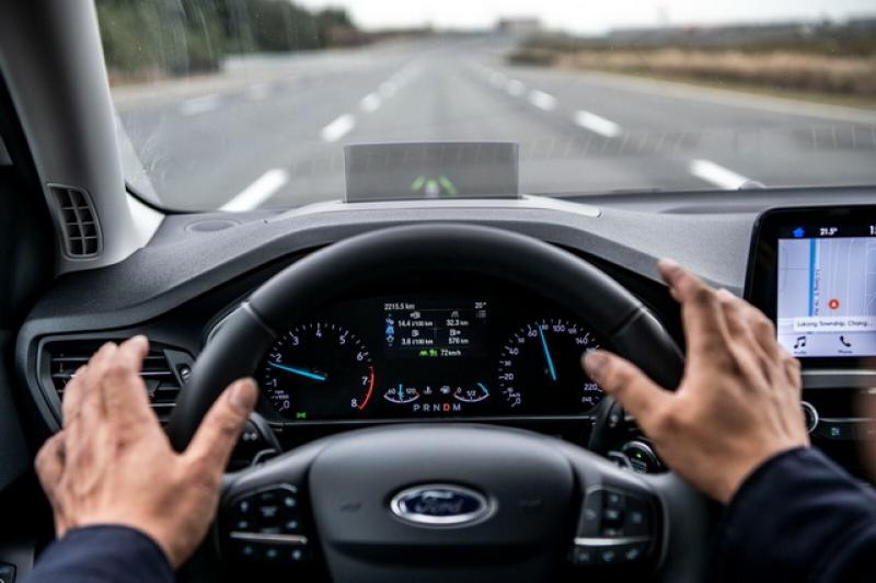實際體驗,系統對於車道路線的判別頗為精準,高速彎中,自行轉彎的容許範圍也相當廣泛,相當令人放心,可惜的是,因場地限制安排,我們無緣體驗到 ACC 系統的加減速控制是否夠線性。
